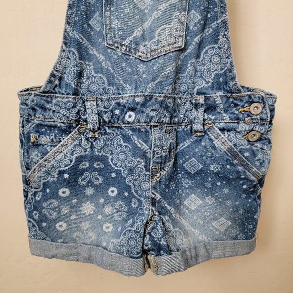 L.E.I. Printed Rolled Cuff Denim Short Overalls - Picture 5 of 14